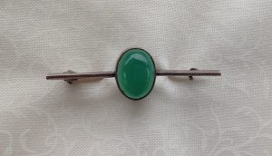 Vintage sterling silver stock pin with Jade coloured cabachon