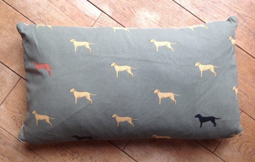 Cushion cover - 12" x 20" Retrievers on green background