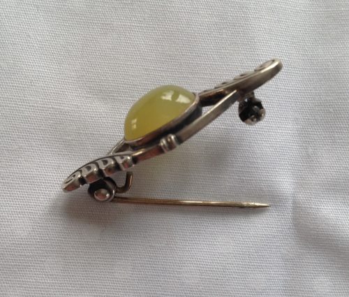 Art Nouveau silver and yellow agate stock pin
