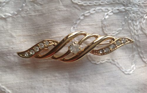 Vintage goldtone and diamante wave stock pin