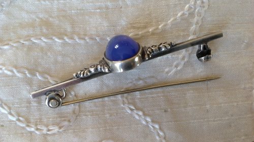 Art Nouveau silver and blue chalcedony stock pin