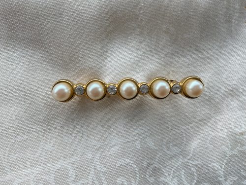 Gold tone faux pearl and diamanté bar stock pin